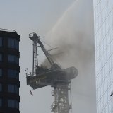 Le bras de la grue est tombé après un incendie de la cabine de l'engin.